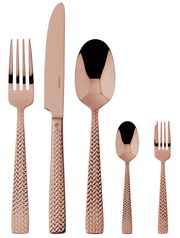 Kupferfarbenes Besteckset bestehend aus Gabel, Messer, Löffel, Teelöffel und Kuchengabel, frontal abgebildet. Elegantes Design mit geprägtem Muster auf den Griffen.