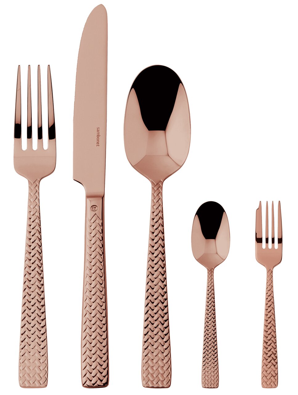 Koperen bestekset bestaande uit een vork, mes, lepel, theelepel en taartvork, hier vooraanzicht. Elegant ontwerp met een reliëfpatroon op de handvatten.