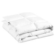 Ganzjahresbettdecke 155x220cm, weiße, gefaltete Decke in seitlicher Perspektive