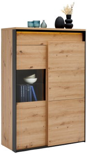 Modern houten hoogkast met glazen vitrine, versierd met vazen en boeken, zijaanzicht
