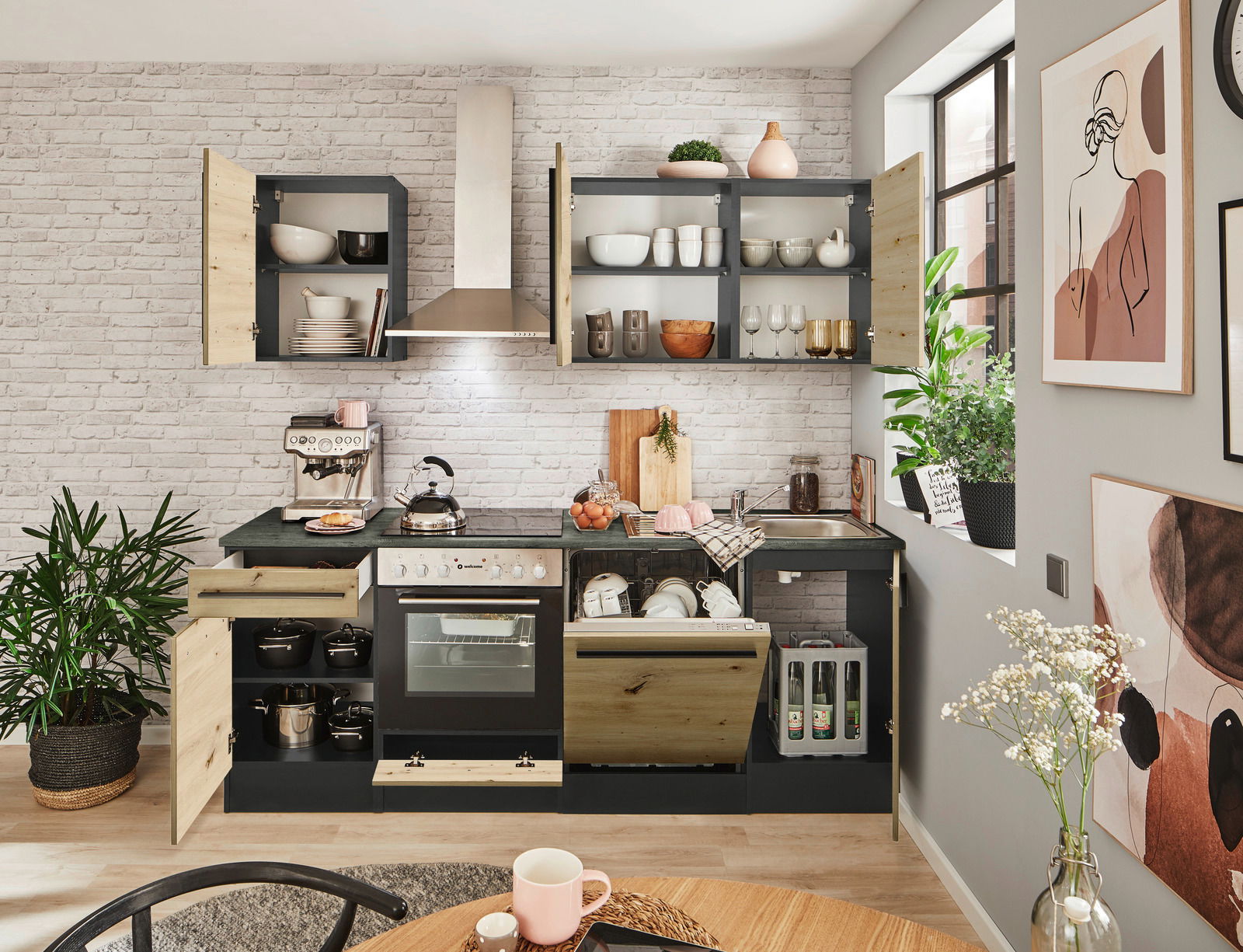 Moderner Küchenblock ohne Elektrogeräte, frontal fotografiert, mit offenen Schränken, Geschirr und Dekorationen.