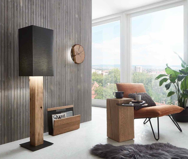 Zurbrüggen Wanduhr NATURSTÜCKE Moderne Wanduhr aus Holz an einer vertäfelten Wand, seitliche Perspektive.