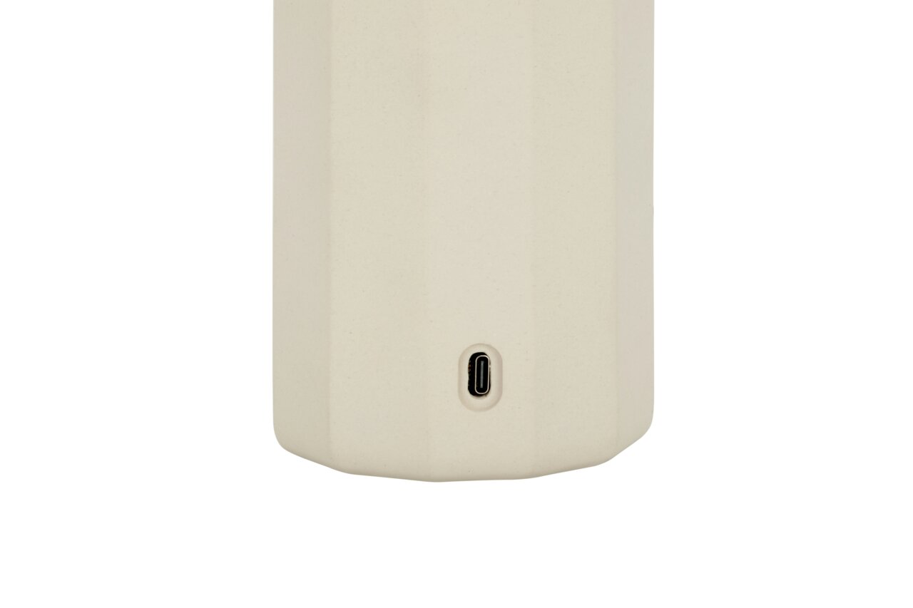 Close-up van de onderkant van een draagbare tafellamp met USB-C-aansluiting.
