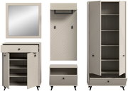 Garderobenkombination bestehend aus einem Spiegel, einem Schuhschrank, einer Wandgarderobe, einem kleinen Schrank und einem hohen Schrank mit geöffneter Tür, frontal betrachtet.