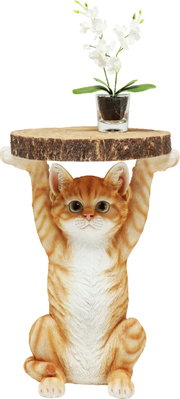 Beistelltisch in Form einer sitzenden Katze, die eine runde Holzplatte mit einer kleinen Pflanze darauf hält, Frontalansicht.