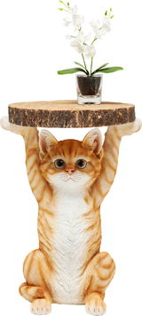 Beistelltisch in Form einer sitzenden Katze, die eine runde Holzplatte mit einer kleinen Pflanze darauf hält, Frontalansicht.