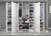 Moderne Garderobenkombination mit mehreren weißen Hochglanztüren, teilweise geöffnet, zeigt Regale mit Kleidung und Accessoires. Frontalansicht.