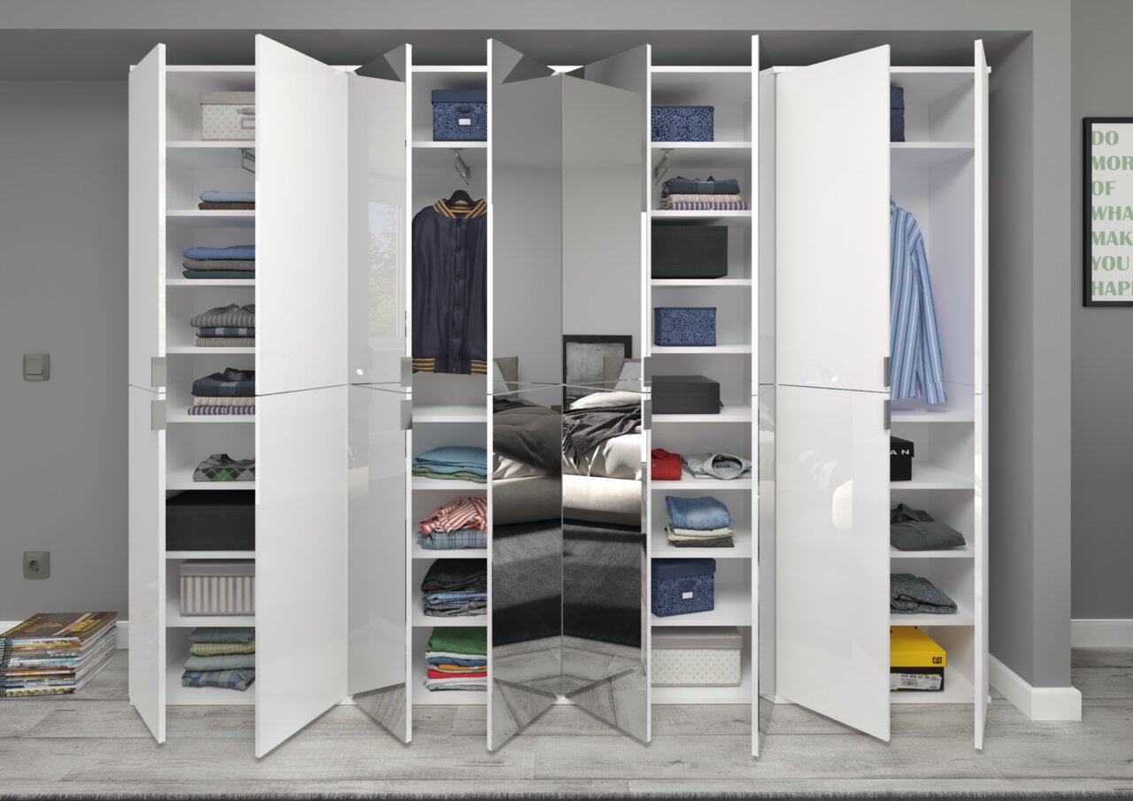 Moderne Garderobenkombination mit mehreren weißen Hochglanztüren, teilweise geöffnet, zeigt Regale mit Kleidung und Accessoires. Frontalansicht.