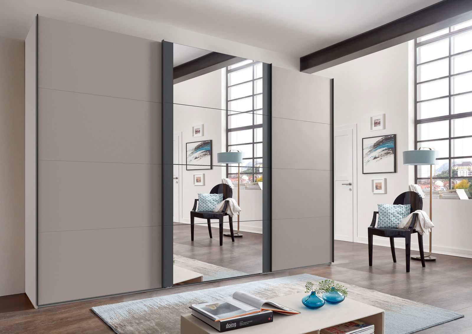 Moderner dreitüriger Schwebetürenschrank mit Spiegel in einem stilvoll eingerichteten Raum, seitliche Perspektive.