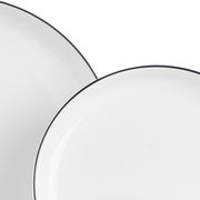 Zwei weiße Teller mit schwarzem Rand, Nahaufnahme von oben