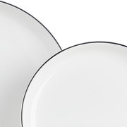 Zwei weiße Teller mit schwarzem Rand, Nahaufnahme von oben