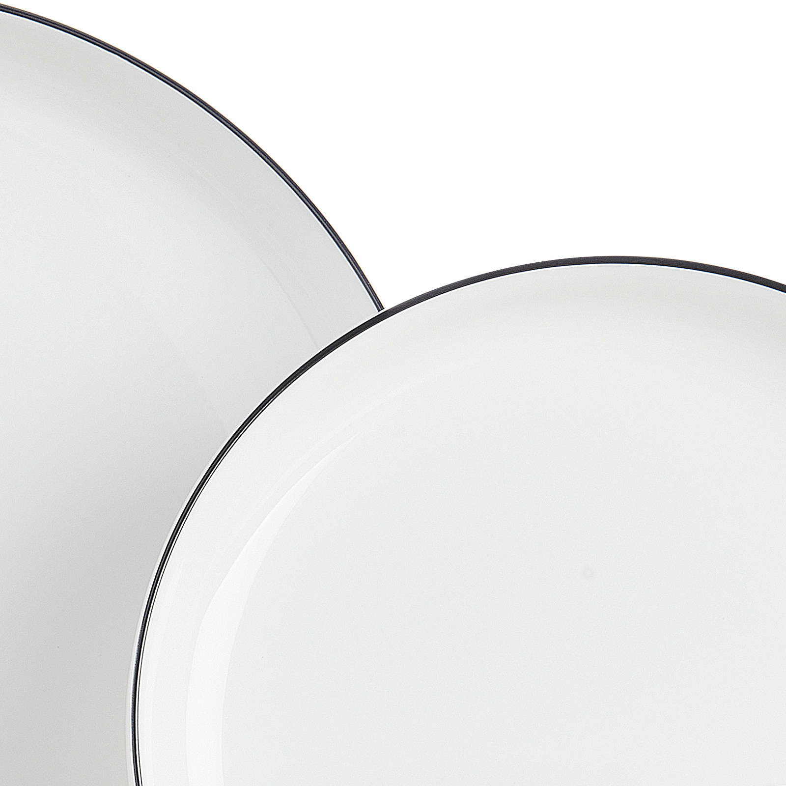 Zwei weiße Teller mit schwarzem Rand, Nahaufnahme von oben