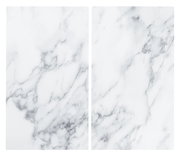 Zwei Herdabdeck- und Schneideplatten mit Marmoroptik, von oben betrachtet.