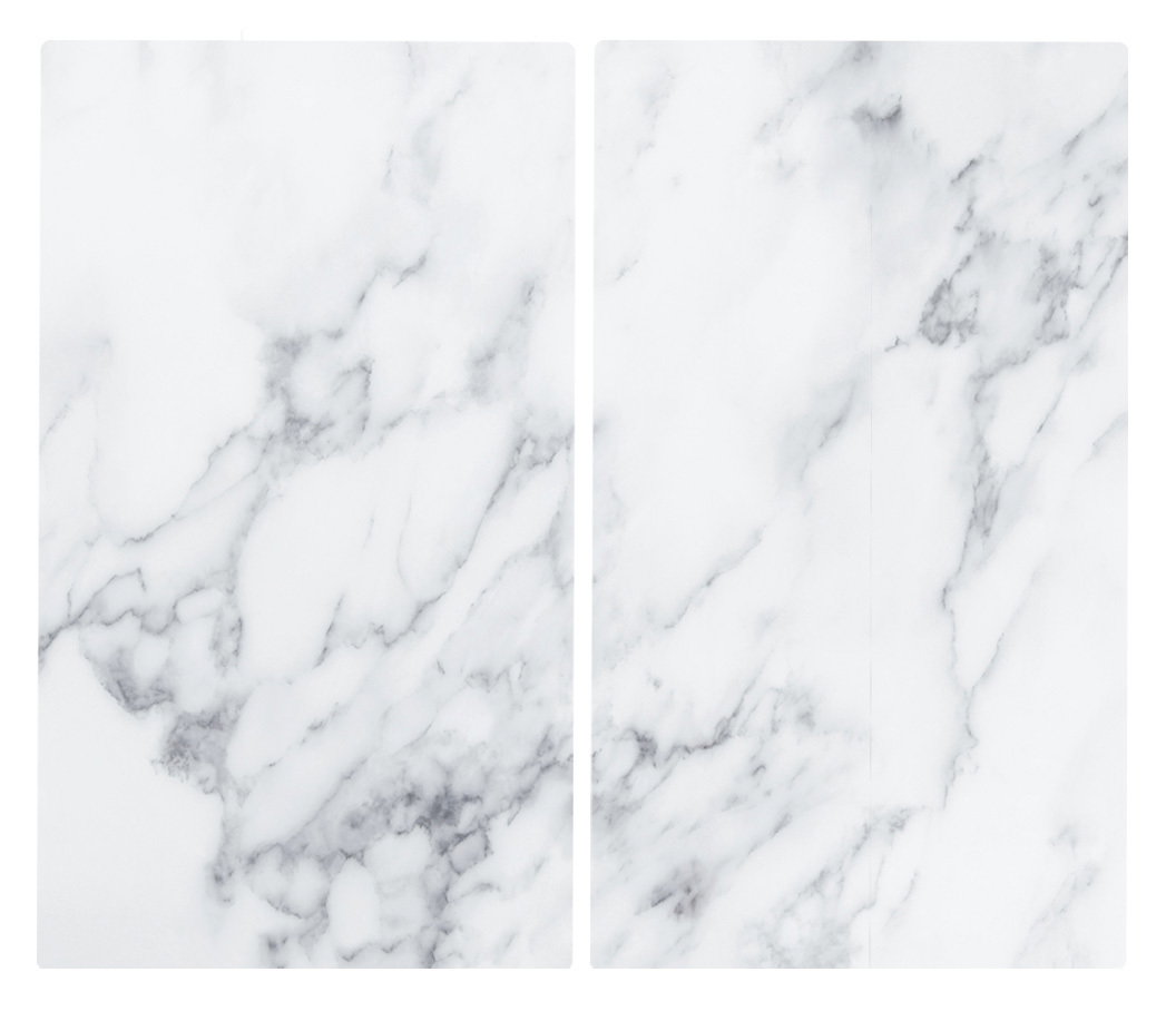 Zwei Herdabdeck- und Schneideplatten mit Marmoroptik, von oben betrachtet.