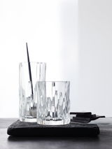 Zwei Longdrinkbecher Shu Fa aus Kristallglas mit modernem, geometrischem Design, auf einer dunklen Unterlage stehend, seitliche Perspektive.