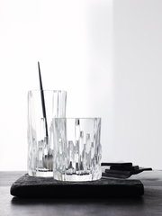Zwei Longdrinkbecher Shu Fa aus Kristallglas mit modernem, geometrischem Design, auf einer dunklen Unterlage stehend, seitliche Perspektive.