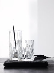 Twee Shu Fa-longdrinkglazen van kristalglas met een modern, geometrisch ontwerp, geplaatst op een donkere ondergrond, gezien vanuit de zijkant.