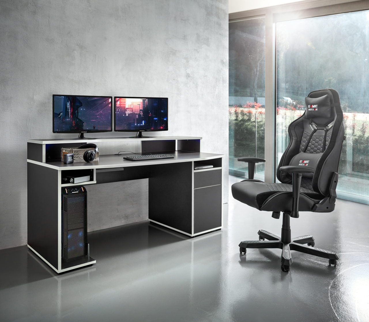Game-Rocker Gaming Stuhl GAME-ROCKER Gaming Stuhl in einem modernen Büro mit zwei Monitoren, seitliche Perspektive