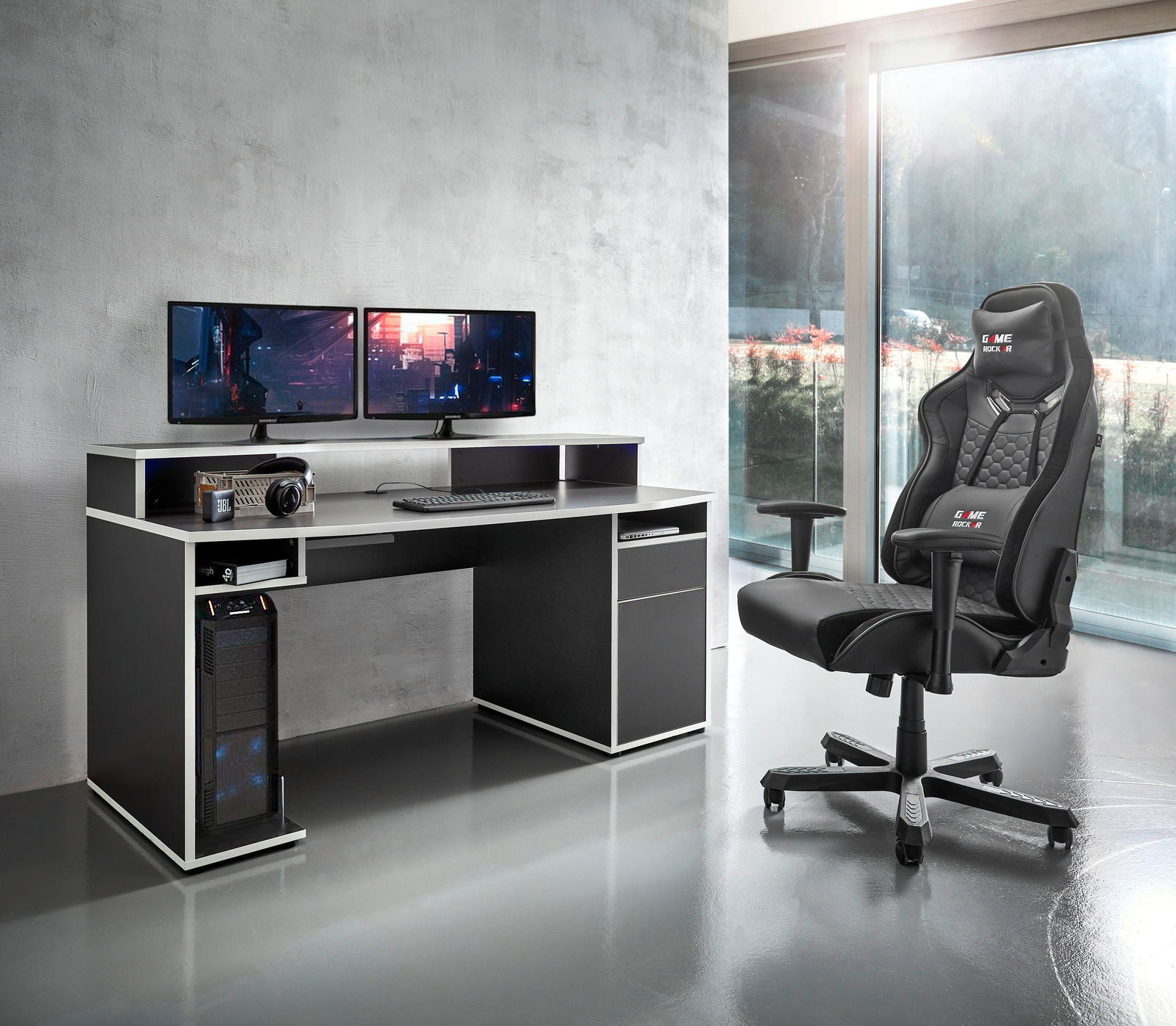 Gaming Stuhl in einem modernen Büro mit zwei Monitoren, seitliche Perspektive