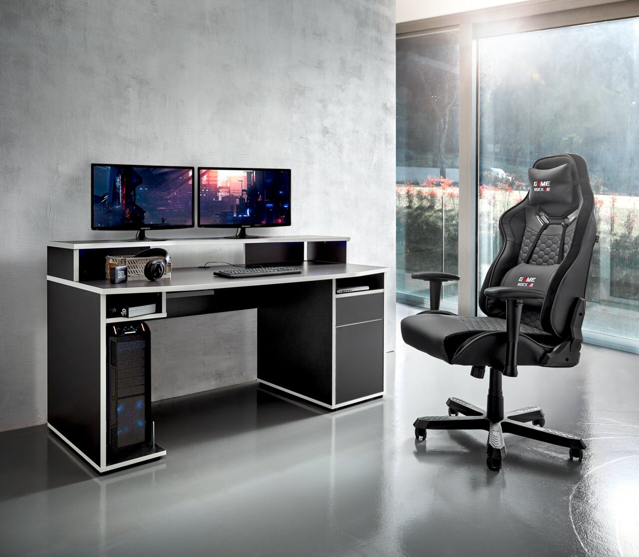 Gaming Stuhl in einem modernen Büro mit zwei Monitoren, seitliche Perspektive