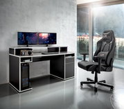 Gaming Stuhl in einem modernen Büro mit zwei Monitoren, seitliche Perspektive