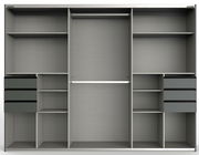 Innenansicht eines dreitürigen Schwebetürenschranks mit mehreren Regalböden, Schubladen und einer Kleiderstange, frontal betrachtet.