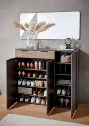 Moderner Schuhschrank mit offenen Türen, gefüllt mit verschiedenen Schuhen und Accessoires, aus der Frontalperspektive fotografiert.