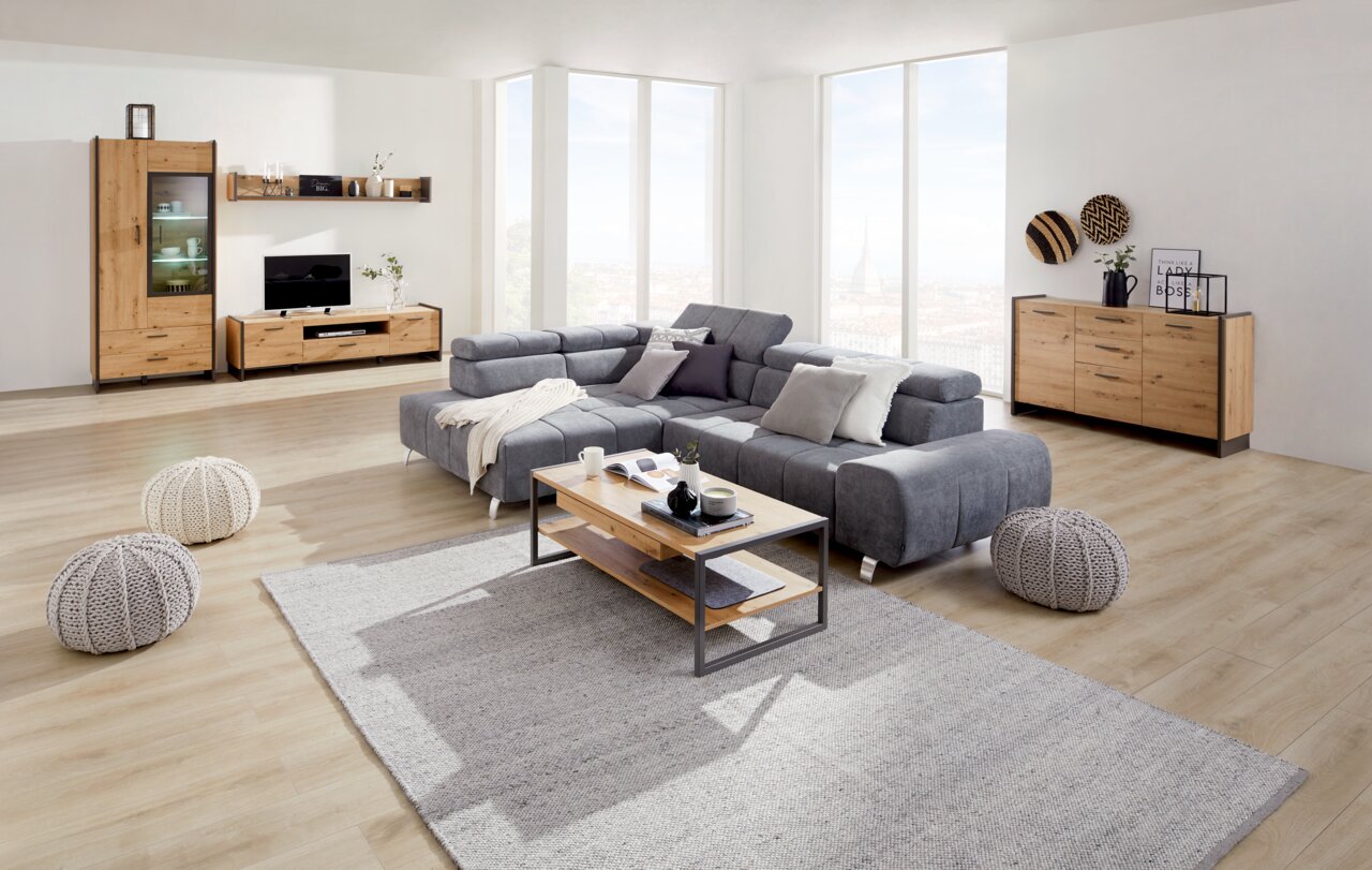 Hom´in Salontafel FLASH Modernes Wohnzimmer mit grauem Ecksofa, Couchtisch aus Holz und Metall, TV-Lowboard, Vitrine und Kommode in Holzoptik. Perspektive von vorne.