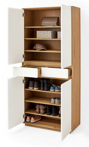 XL-Mehrzweckschrank mit offenen Türen und Schubladen, zeigt Regale mit Schuhen und Accessoires, Perspektive von vorne