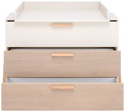 Kommode mit Wickelaufsatz, zwei offene Schubladen, Frontansicht