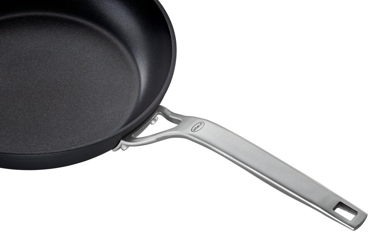 Bratpfanne Raise Ø 24 cm aus seitlicher Perspektive mit silbernem Griff