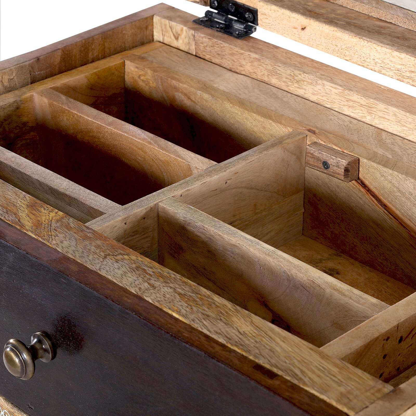 Offene Schubkastenkommode aus Holz mit mehreren Fächern, von oben betrachtet.