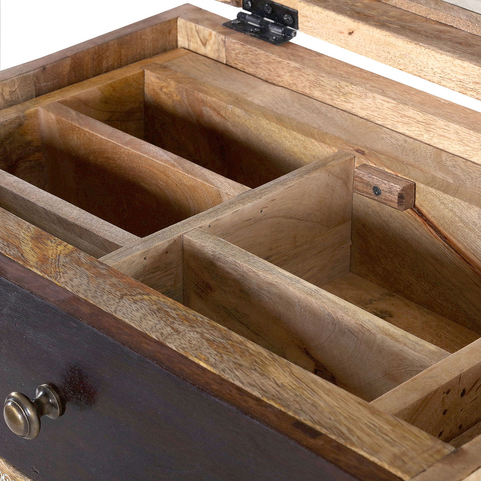 Offene Schubkastenkommode aus Holz mit mehreren Fächern, von oben betrachtet.