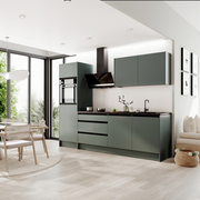 Moderner Küchenblock in stilvollem Design, ohne Elektrogeräte, aus der Perspektive eines hellen, offenen Wohnraums mit großen Fenstern.