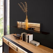 Modern houten dressoir met zwart frame en verlichte wandplank, versierd met een vaas, boeken en schalen; perspectief: licht schuin van voren.