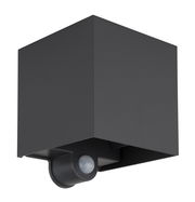 Moderne LED-Außenwandleuchte in kubischer Form mit integriertem Bewegungssensor, seitliche Perspektive