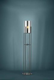 Moderne Stehleuchte GLASTONBURY mit zylindrischem Lampenschirm aus Metall, frontal abgebildet vor einem blauen Hintergrund.