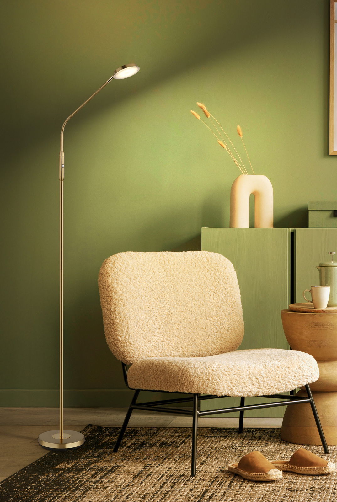 Elegante LED-Stehleuchte in modernem Wohnzimmer, seitliche Perspektive