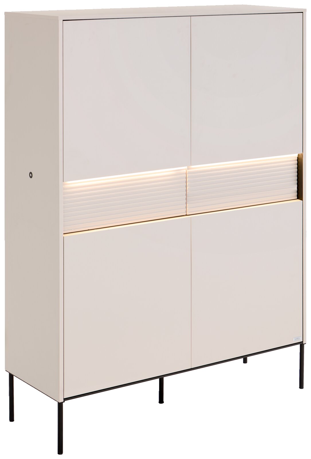 Moderner, hoher Schrank in Weiß mit vier Türen, geriffelter Mittelblende und schwarzen Metallfüßen, freigestellt auf weißem Hintergrund, Ansicht leicht von vorne links.