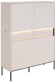 Moderner, hoher Schrank in Weiß mit vier Türen, geriffelter Mittelblende und schwarzen Metallfüßen, freigestellt auf weißem Hintergrund, Ansicht leicht von vorne links.