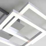 Moderne LED-Deckenleuchte in Chrom/Silber mit geometrischem Design, seitliche Perspektive