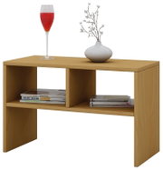 Moderner Beistelltisch aus hellem Holz mit Ablagefach und Mittelsteg, vorne leicht schräg von oben fotografiert; auf der Platte stehen ein Glas mit rotem Getränk und eine weiße Vase mit Zweigen, im Fach liegen Bücher.