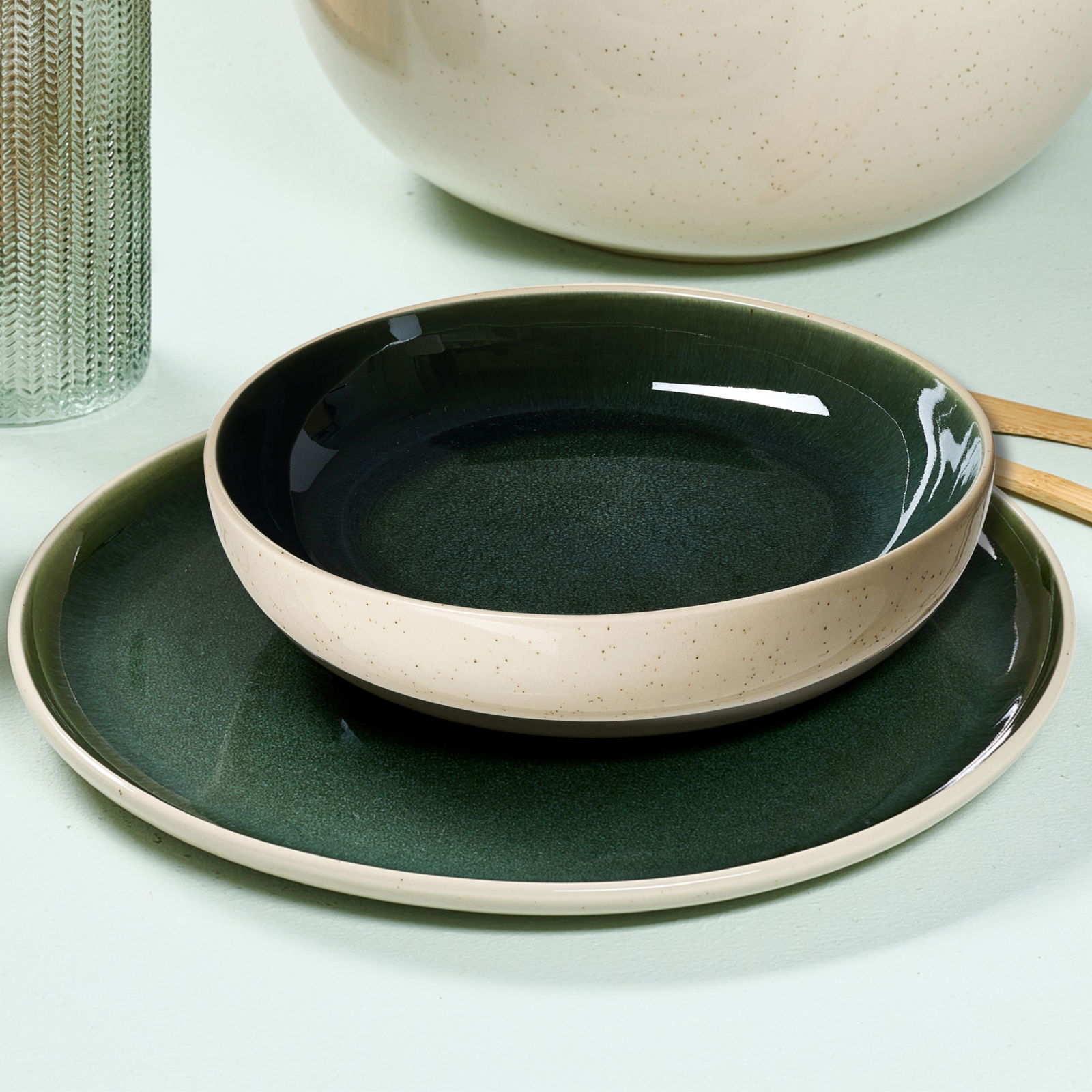 Ritzenhoff & Breker Tafelset 8-tlg. SKOG Dunkelgrünes Tafelset bestehend aus einem flachen Teller und einer Schale, seitliche Perspektive.
