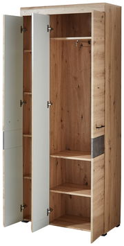 Offener Garderobenschrank aus Holz mit zwei Türen, mehreren Regalböden und Kleiderstange, Perspektive von vorne links.