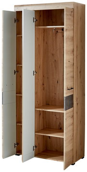 Offener Garderobenschrank aus Holz mit zwei Türen, mehreren Regalböden und Kleiderstange, Perspektive von vorne links.