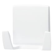 Weißer Wandhaken aus Kunststoff, frontal abgebildet, geeignet für den Einsatz mit tesa Powerstrips Waterproof.