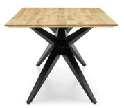Moderne eettafel met zwart metalen onderstel en lichtgekleurd houten blad, vooraanzicht