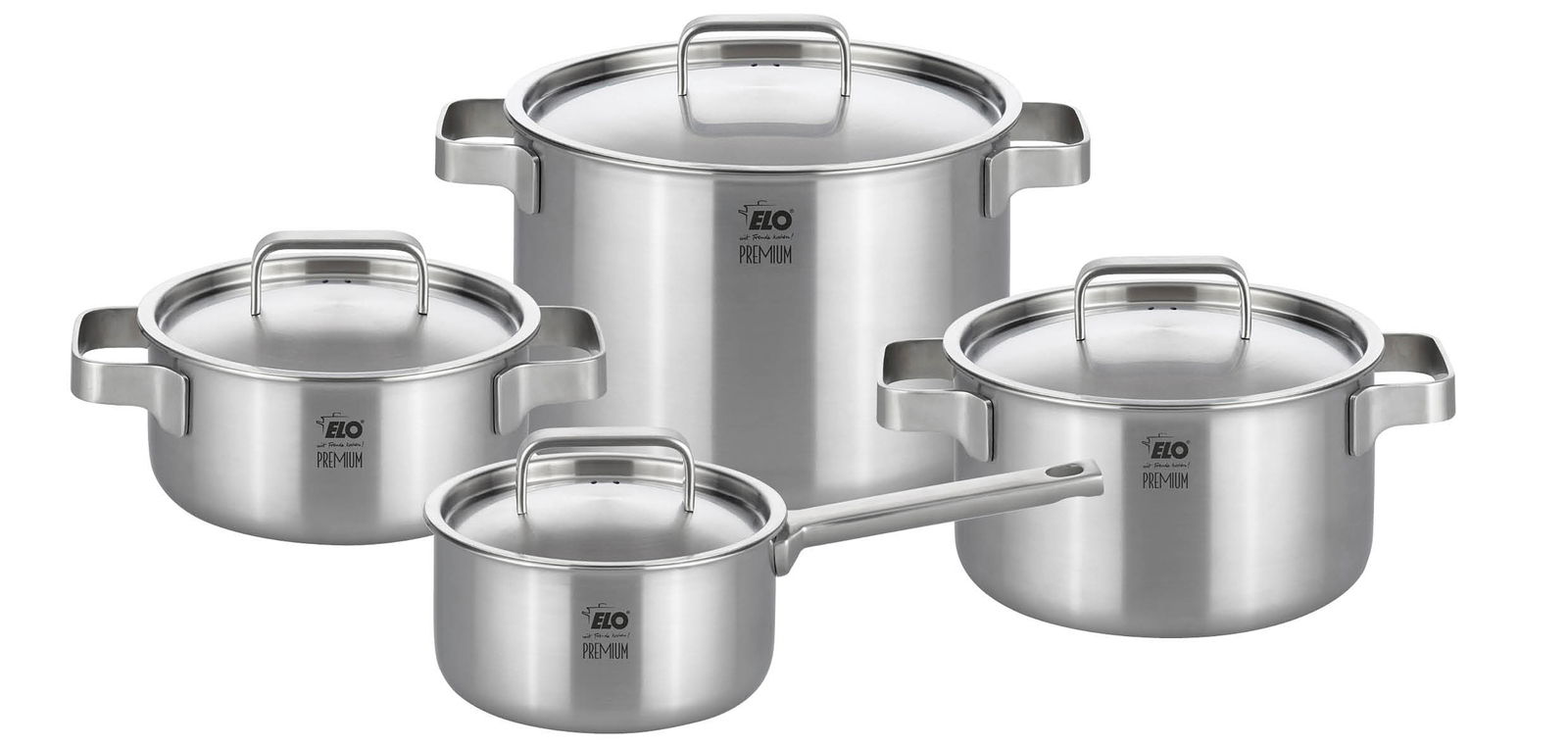 Vierteiliger Topfset aus Edelstahl, bestehend aus drei Töpfen und einer Stielkasserolle, mit Deckeln, aus der Perspektive leicht von oben fotografiert.