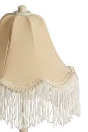 Beige tafellamp met franjes, zijaanzicht