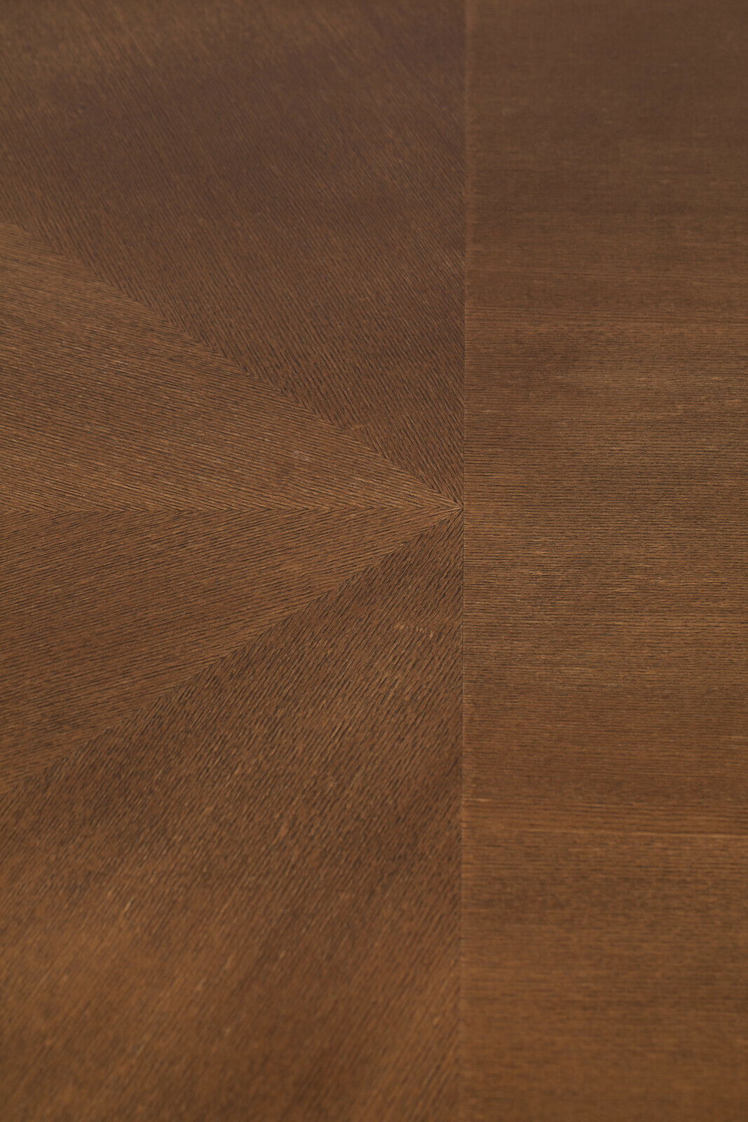 Nahaufnahme der Holzmaserung eines Esstisches aus dunklem Holz, von oben betrachtet.